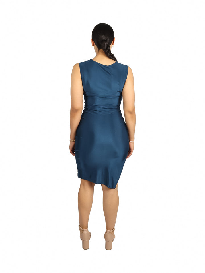 Mujer vistiendo un vestido ajustado color turquesa, sin mangas y con cuello asimétrico.