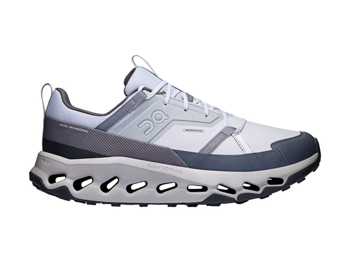 Tenis deportivos On Cloud en colores blanco, gris y azul marino con suela tecnológica perforada.