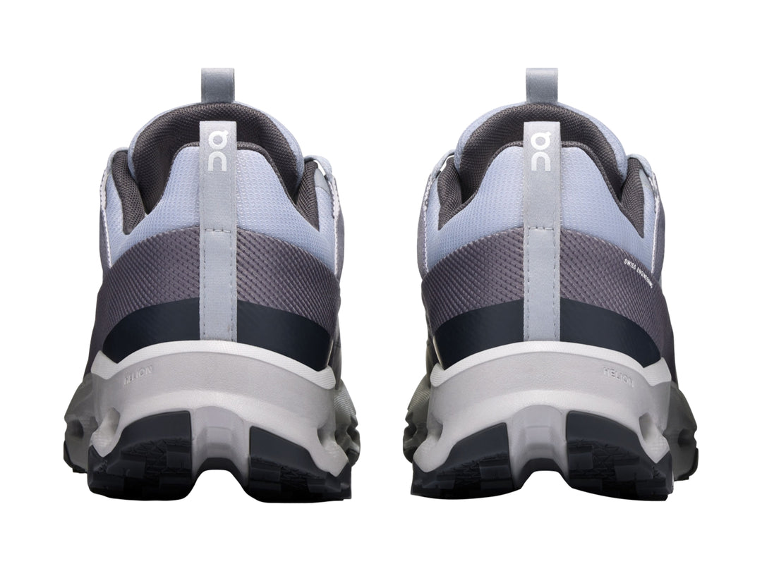 Tenis deportivos On Cloud en colores blanco, gris y azul marino con suela tecnológica perforada.