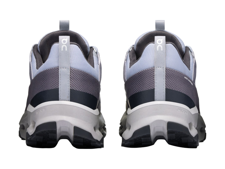 Tenis deportivos On Cloud en colores blanco, gris y azul marino con suela tecnológica perforada.