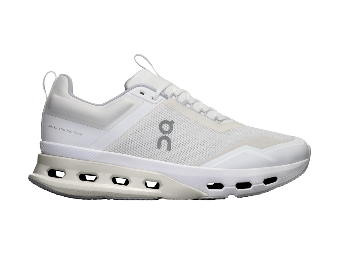Tenis deportivos On Cloud color blanco y glacier con suela de amortiguación característica.