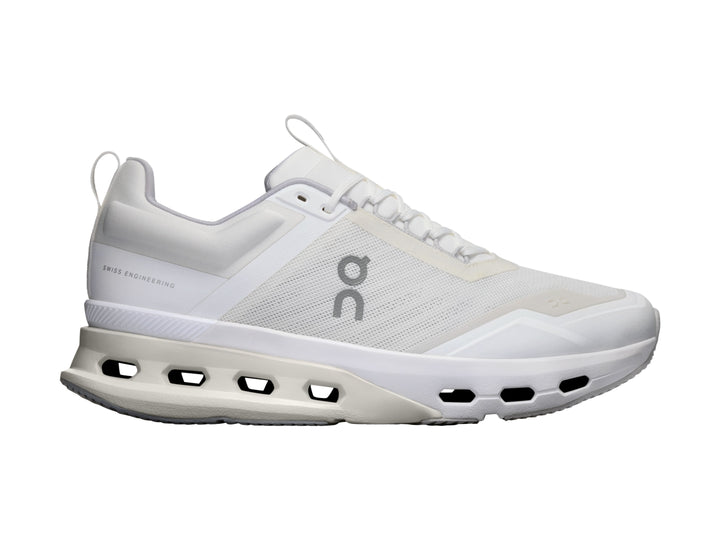 Tenis deportivos On Cloud color blanco y glacier con suela de amortiguación característica.