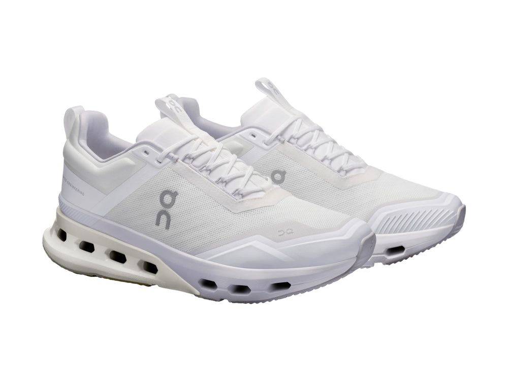 Tenis deportivos On Cloud color blanco y glacier con suela de amortiguación característica.
