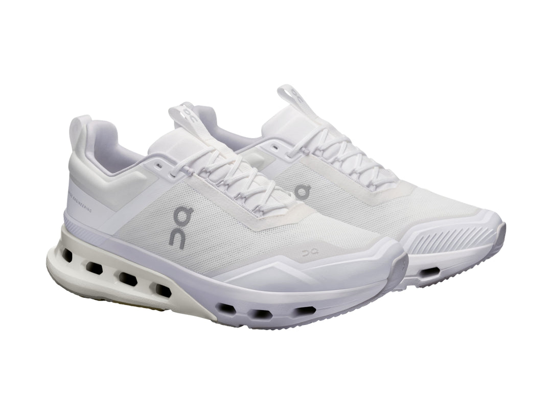 Tenis deportivos On Cloud color blanco y glacier con suela de amortiguación característica.