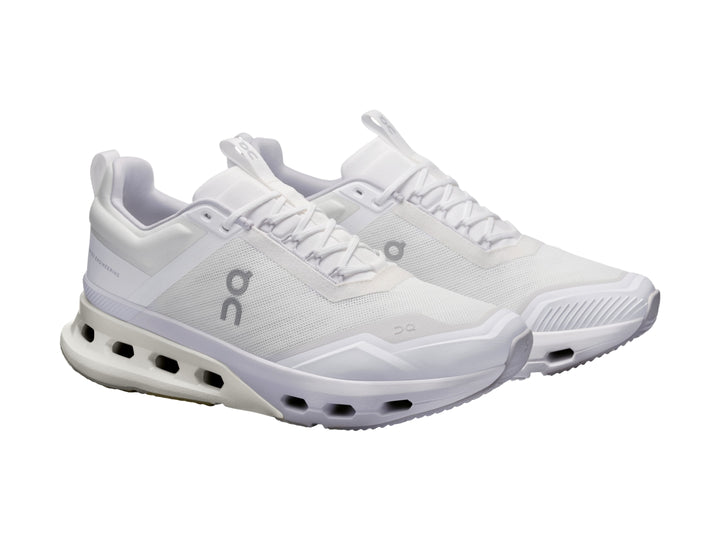 Tenis deportivos On Cloud color blanco y glacier con suela de amortiguación característica.