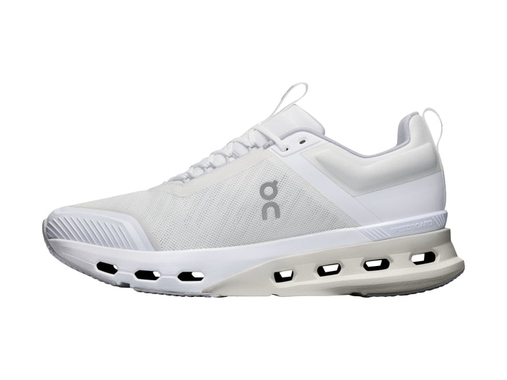 Tenis deportivos On Cloud color blanco y glacier con suela de amortiguación característica.