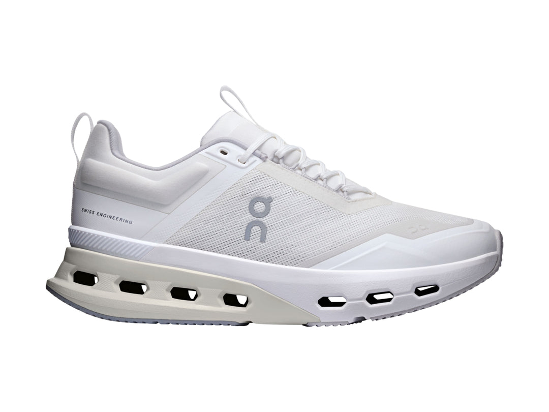 Tenis deportivos ON Cloudnova X color blanco y glacier con suela amortiguada y malla transpirable.