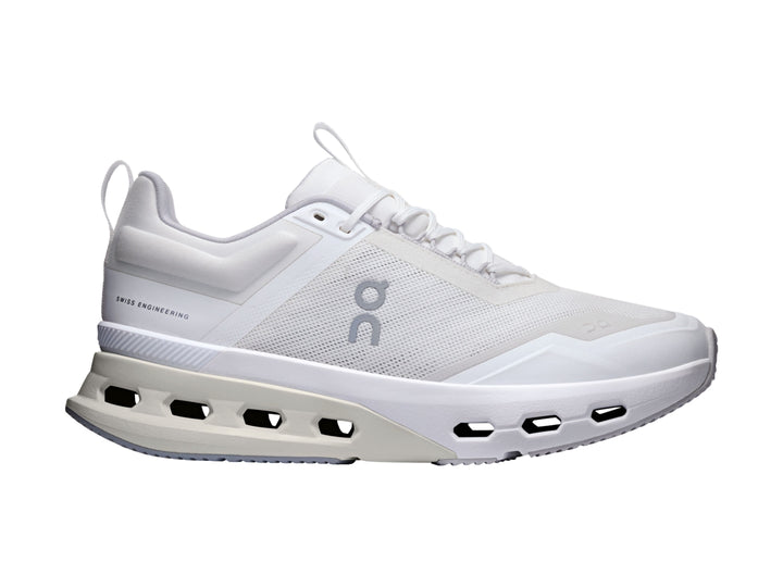Tenis deportivos ON Cloudnova X color blanco y glacier con suela amortiguada y malla transpirable.