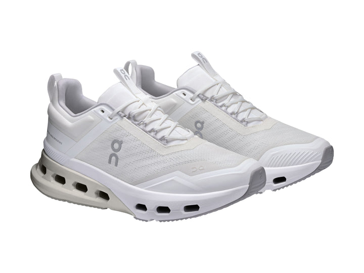 Tenis deportivos ON Cloudnova X color blanco y glacier con suela amortiguada y malla transpirable.