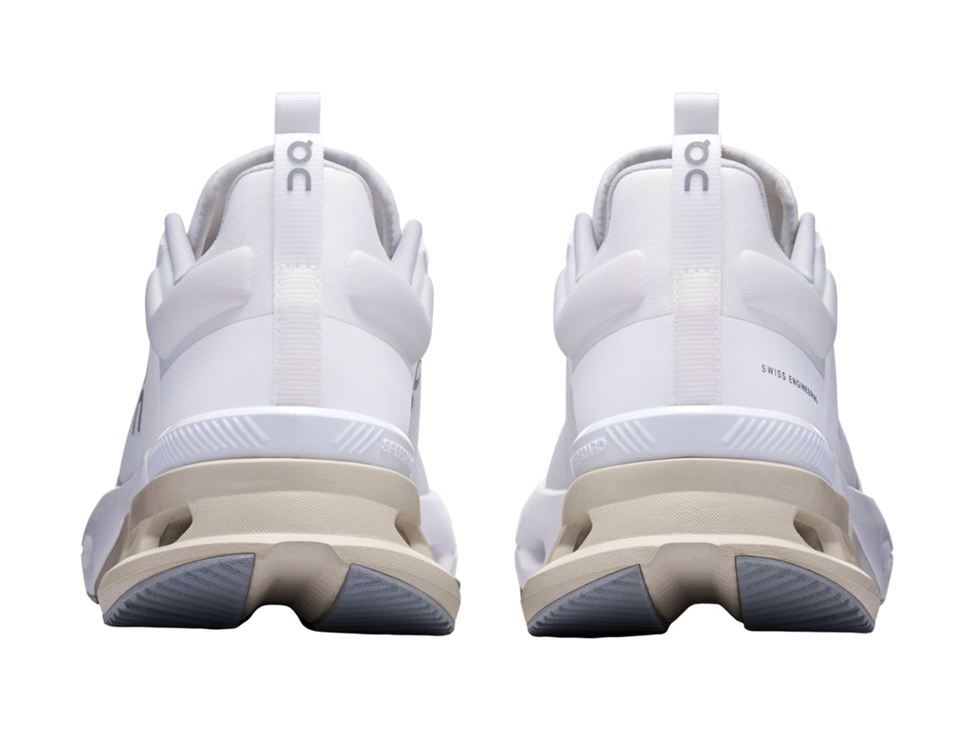 Tenis deportivos ON Cloudnova X color blanco y glacier con suela amortiguada y malla transpirable.