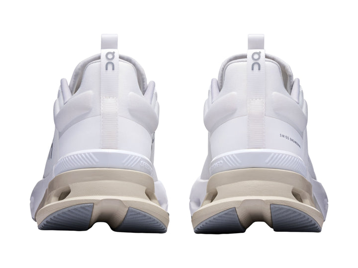 Tenis deportivos ON Cloudnova X color blanco y glacier con suela amortiguada y malla transpirable.