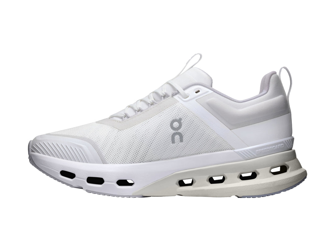 Tenis deportivos ON Cloudnova X color blanco y glacier con suela amortiguada y malla transpirable.