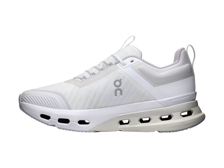 Tenis deportivos ON Cloudnova X color blanco y glacier con suela amortiguada y malla transpirable.