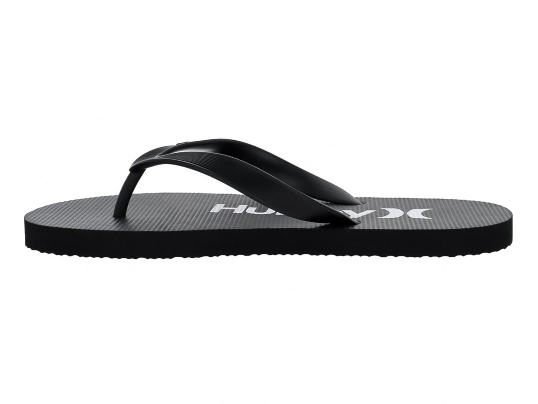 Sandalias de dedo color negro marca Hurley con suela plana y correa sencilla.