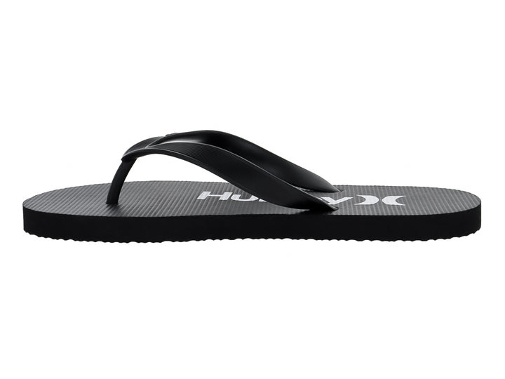 Sandalias de dedo color negro marca Hurley con suela plana y correa sencilla.