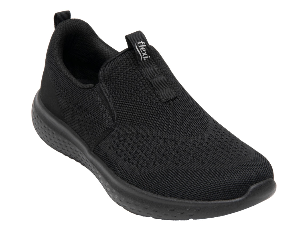 Zapato deportivo Flexi color negro, estilo slip-on con tejido transpirable y suela robusta.