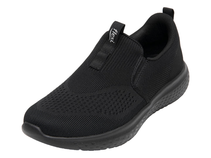 Zapato deportivo Flexi color negro, estilo slip-on con tejido transpirable y suela robusta.