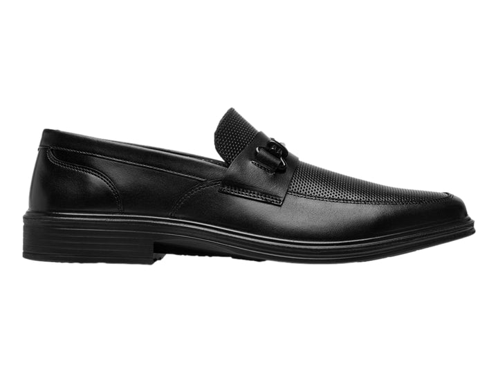 Zapato mocasín Flexi color negro para hombre con acabado liso y detalles perforados en la parte superior.