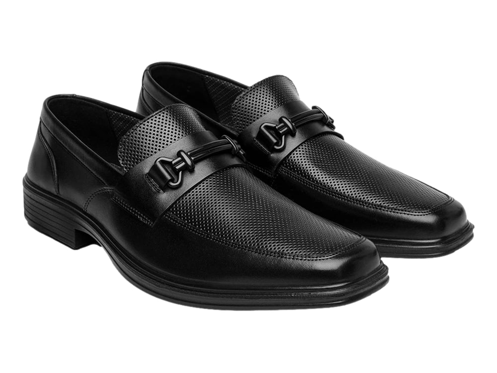 Zapato mocasín Flexi color negro para hombre con acabado liso y detalles perforados en la parte superior.