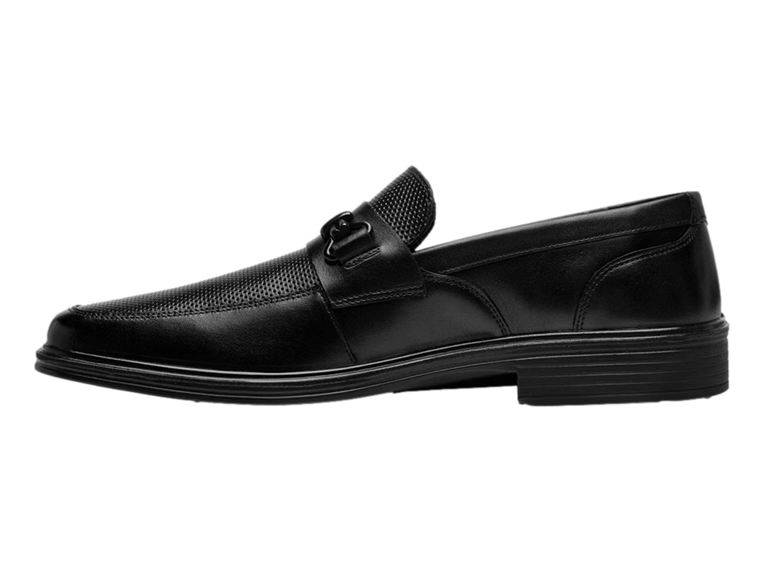 Zapato mocasín Flexi color negro para hombre con acabado liso y detalles perforados en la parte superior.