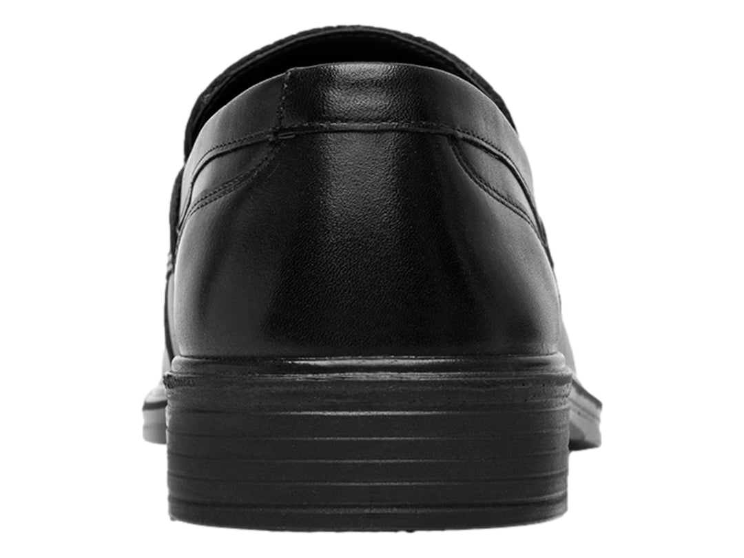 Zapato mocasín Flexi color negro para hombre con acabado liso y detalles perforados en la parte superior.