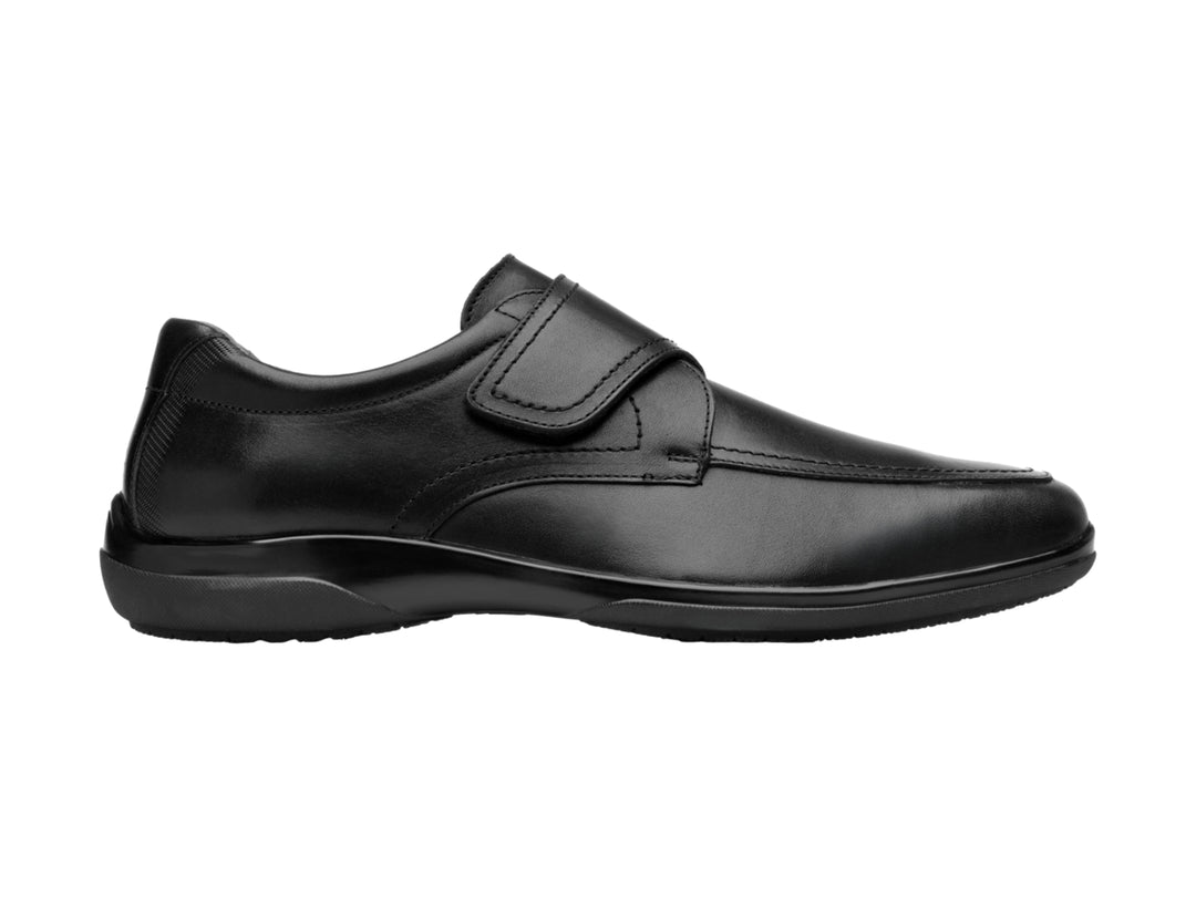 Zapato Flexi color negro de cuero con cierre de correa velcro y suela cómoda.