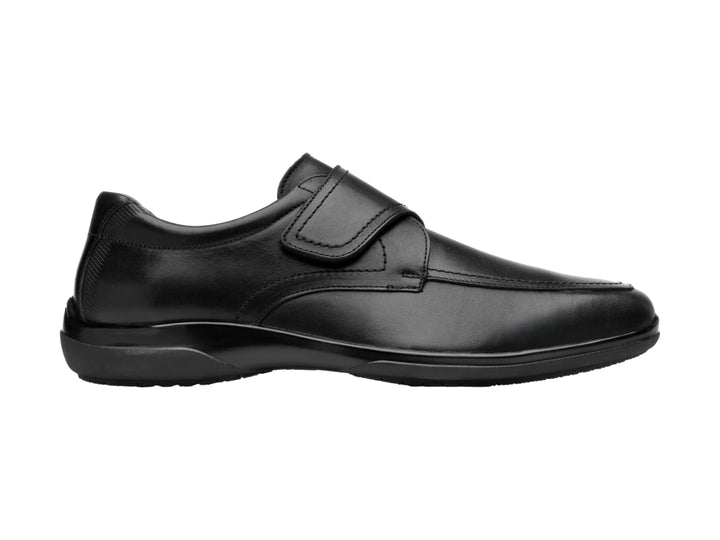 Zapato Flexi color negro de cuero con cierre de correa velcro y suela cómoda.