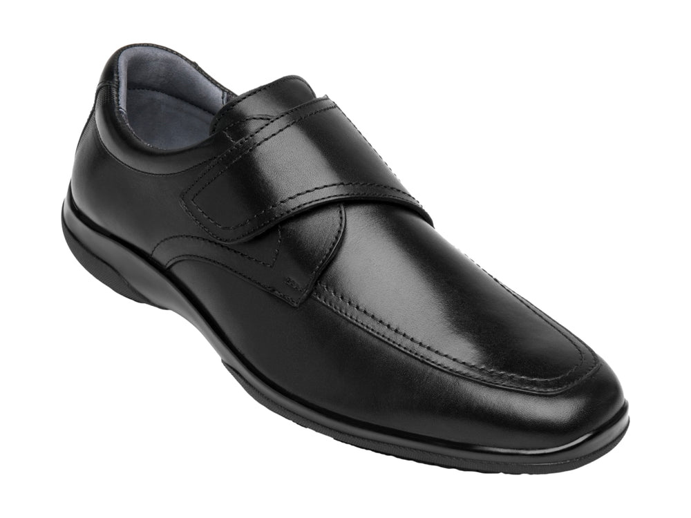 Zapato Flexi color negro de cuero con cierre de correa velcro y suela cómoda.