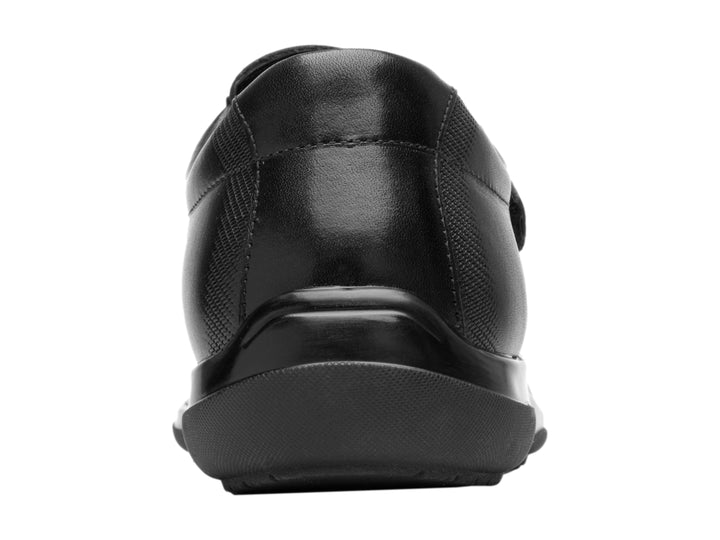 Zapato Flexi color negro de cuero con cierre de correa velcro y suela cómoda.