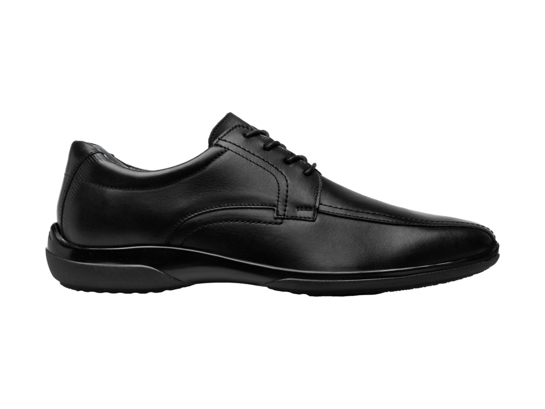 Zapato casual para hombre de la marca Flexi en color negro, con cordones y acabado liso.