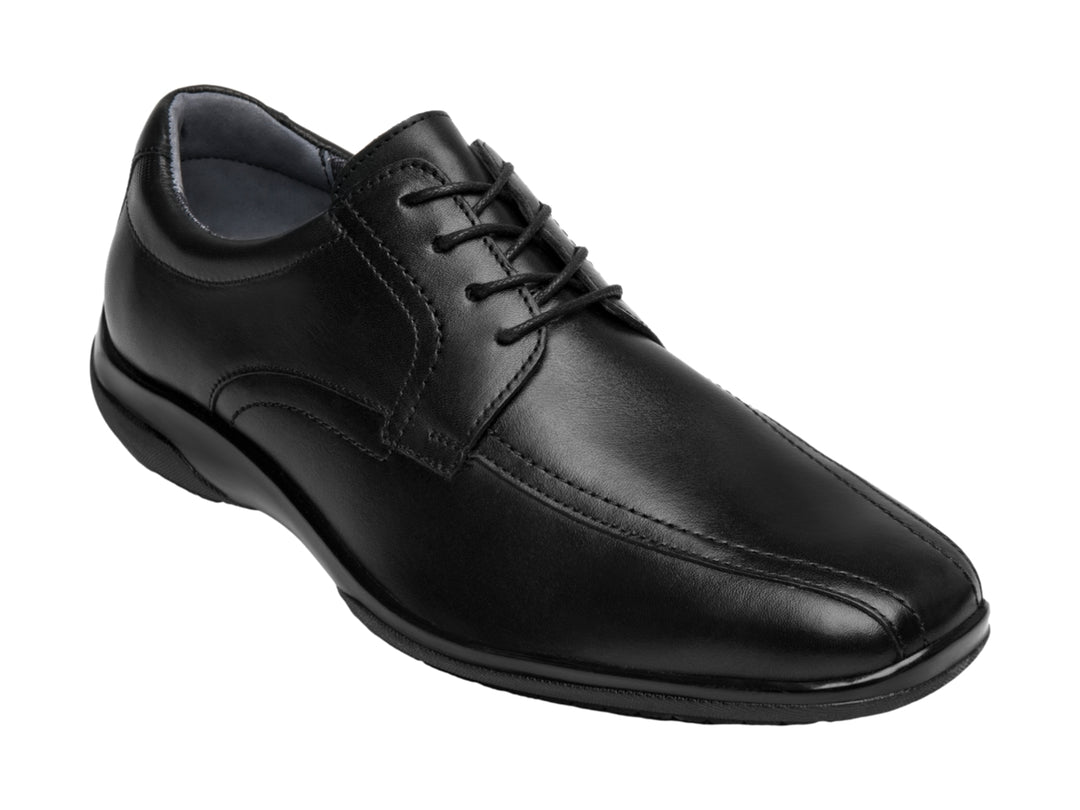 Zapato casual para hombre de la marca Flexi en color negro, con cordones y acabado liso.