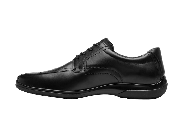 Zapato casual para hombre de la marca Flexi en color negro, con cordones y acabado liso.