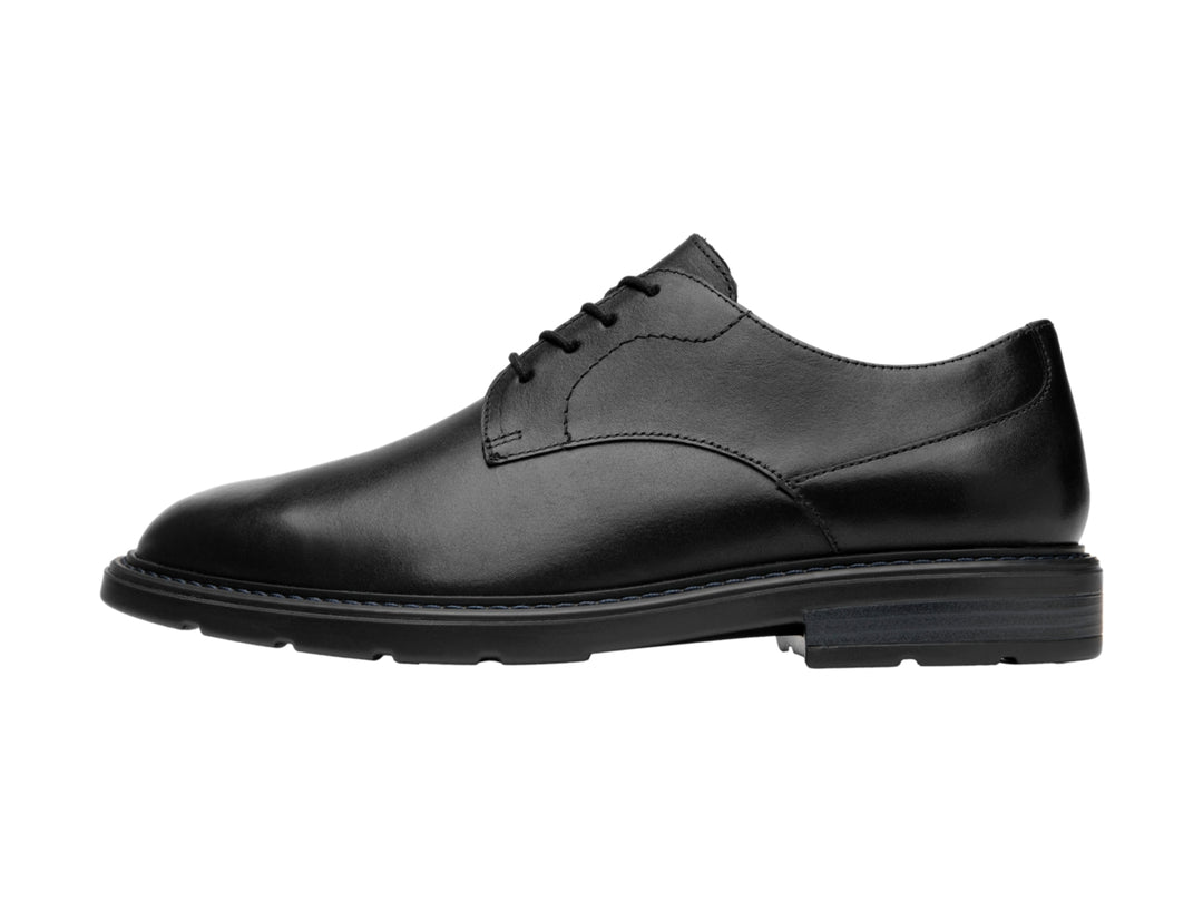 Zapato formal Flexi para Hombre en color negro, material de cuero liso con agujetas.