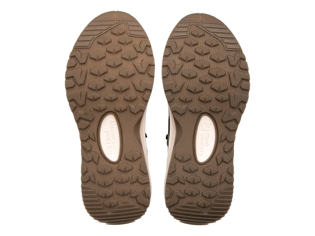 Bota deportiva Flexi Lawson Country en color taupe con detalles en negro y suela beige.
