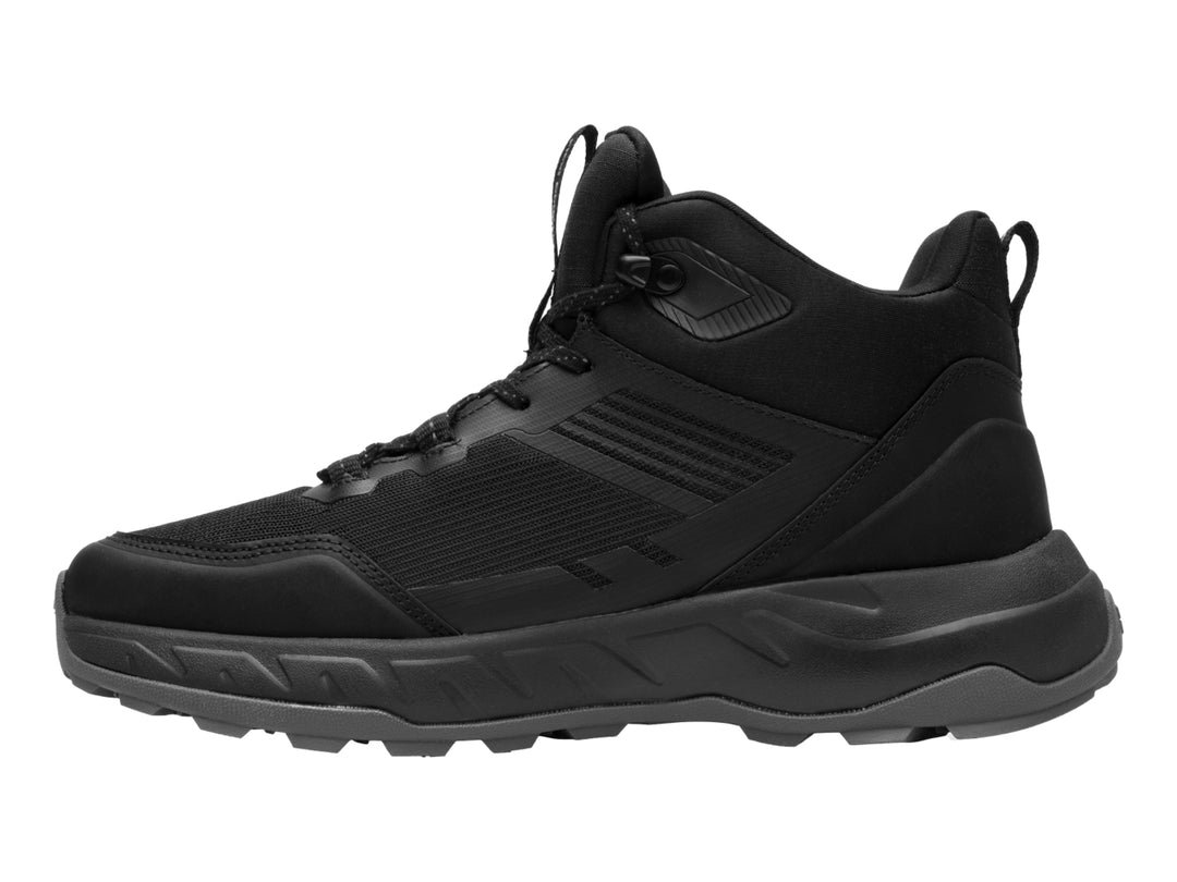 Zapato deportivo Flexi color negro, estilo botín con suela gruesa y acabado impermeable.
