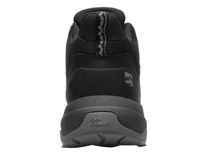 Zapato deportivo Flexi color negro, estilo botín con suela gruesa y acabado impermeable.