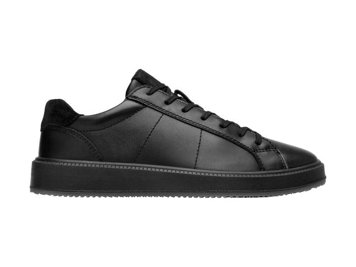 Tenis casuales color negro con cordones y suela plana.