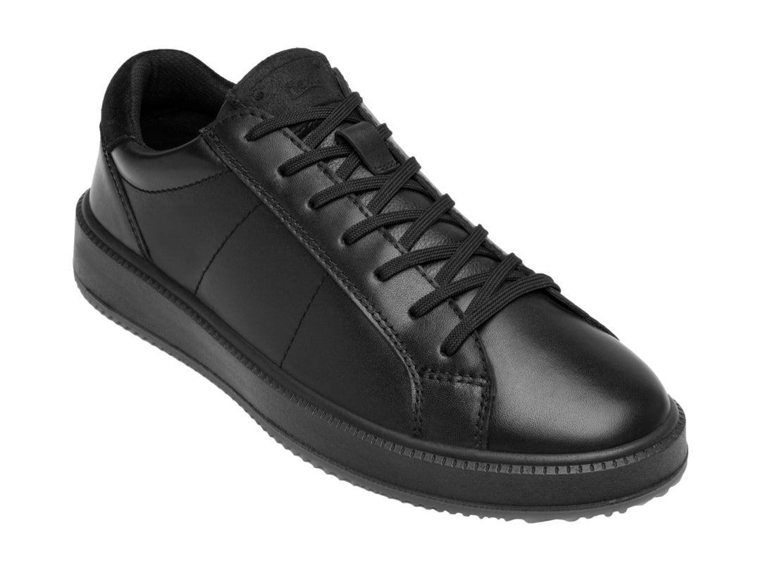 Tenis casuales color negro con cordones y suela plana.