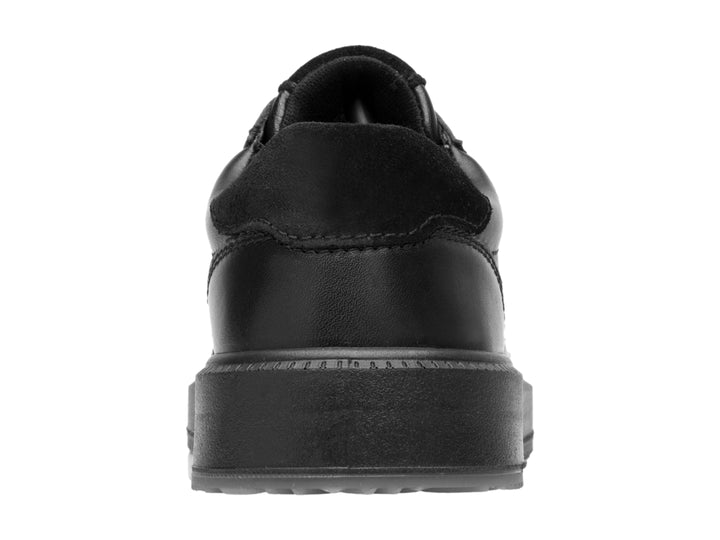Tenis casuales color negro con cordones y suela plana.