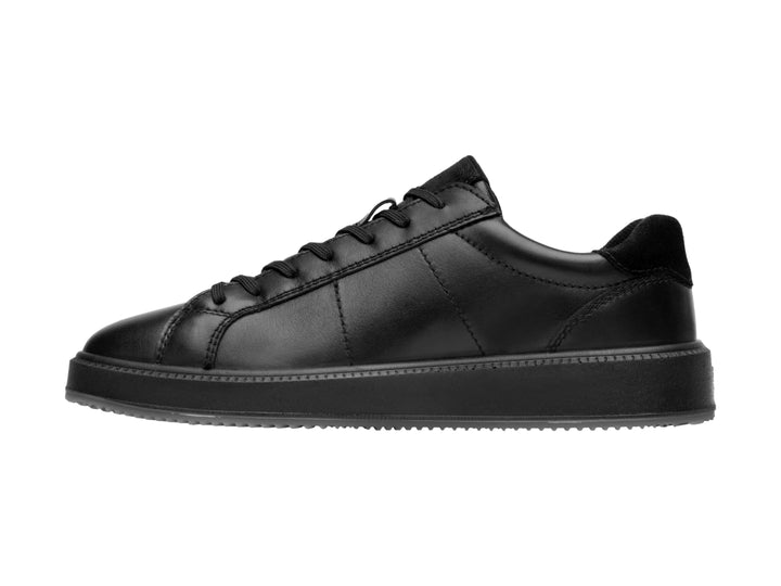 Tenis casuales color negro con cordones y suela plana.
