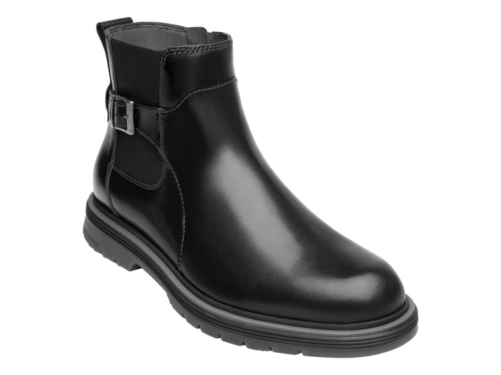 Botín negro de cuero con hebilla lateral y suela gruesa.