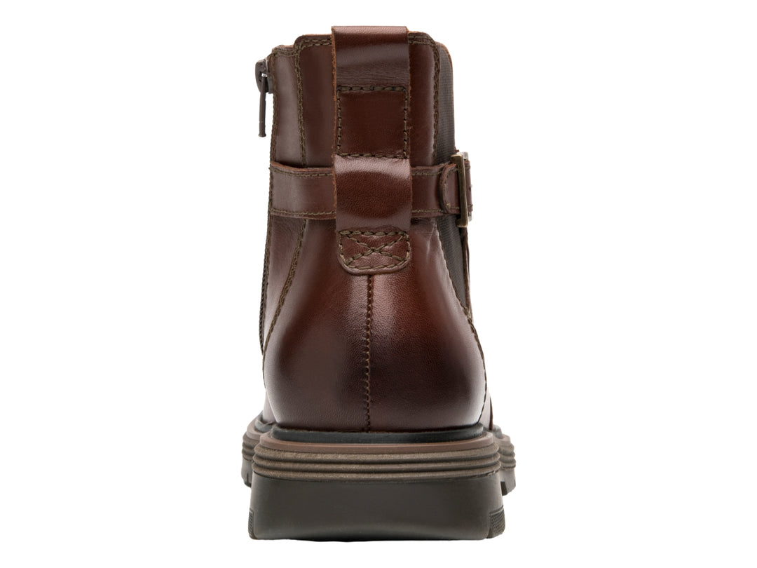 Botín de cuero color cognac con detalle de hebilla lateral y suela robusta.
