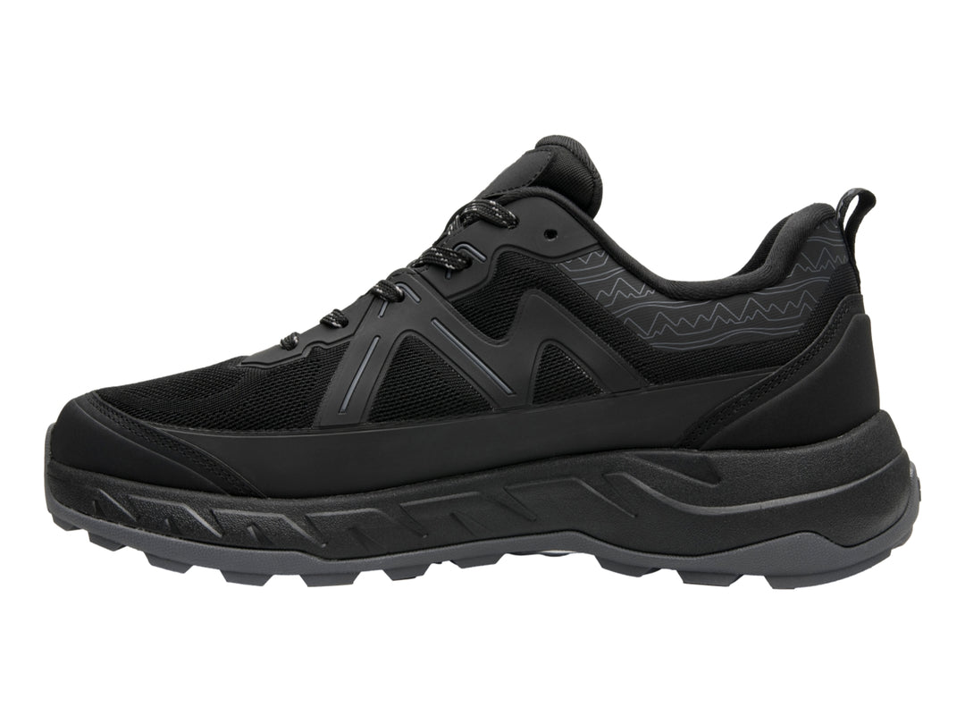 Zapato deportivo Flexi modelo Zegama Country en color negro con suela robusta y acabado impermeable.