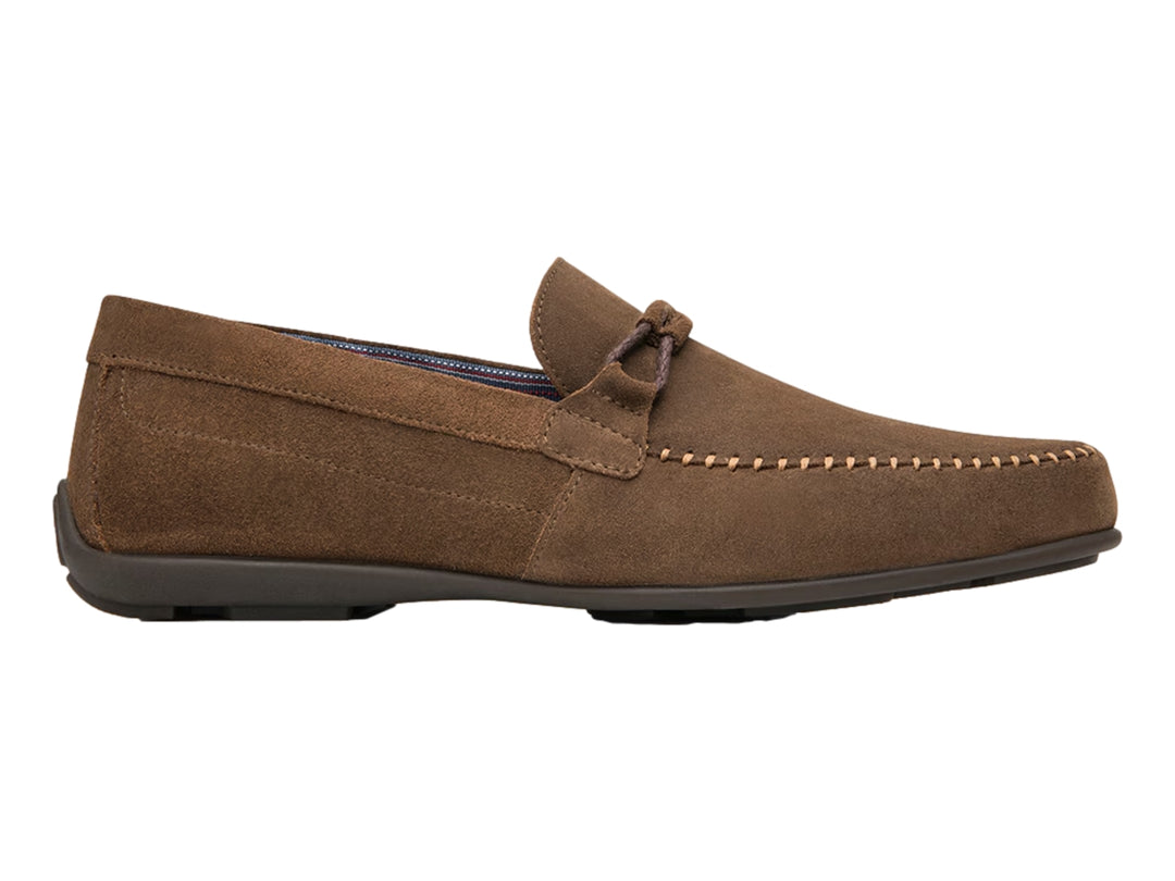Zapato mocasín Flexi color siena de cuero mate con costuras frontales y cordones decorativos.