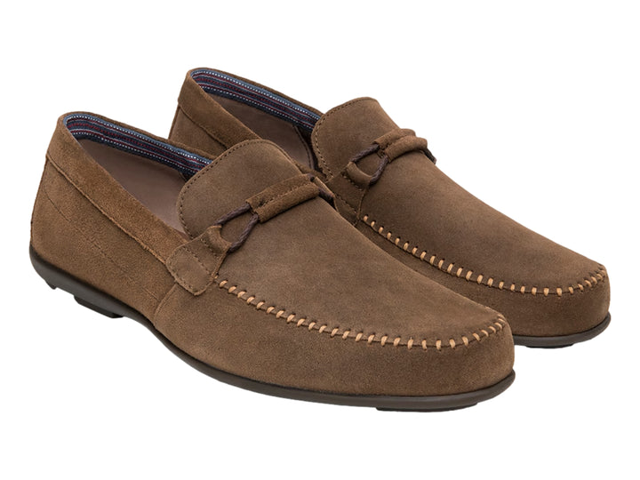 Zapato mocasín Flexi color siena de cuero mate con costuras frontales y cordones decorativos.