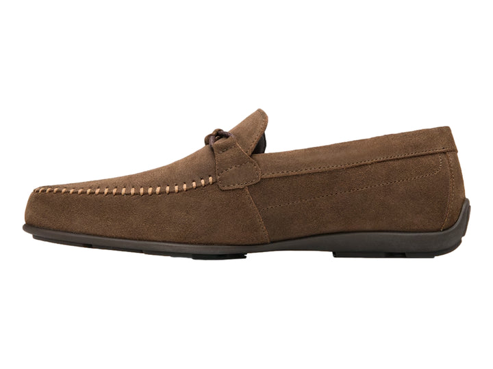 Zapato mocasín Flexi color siena de cuero mate con costuras frontales y cordones decorativos.