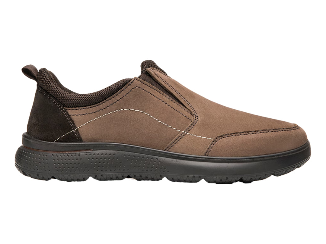 Zapato casual Flexi Heiko color taupe, estilo slip-on con suela oscura y acabado mate.