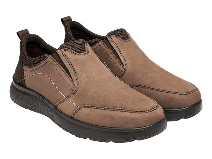 Zapato casual Flexi Heiko color taupe, estilo slip-on con suela oscura y acabado mate.