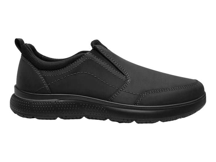 Zapato casual slip-on color negro con suela gruesa y acabado mate.