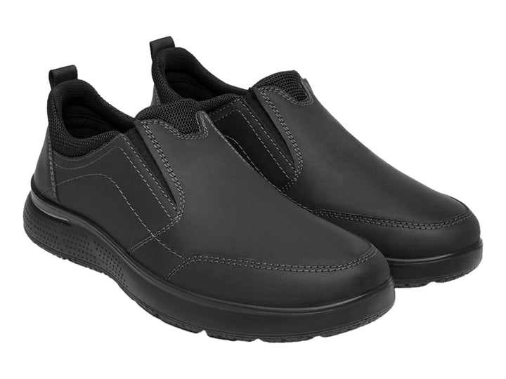 Zapato casual slip-on color negro con suela gruesa y acabado mate.